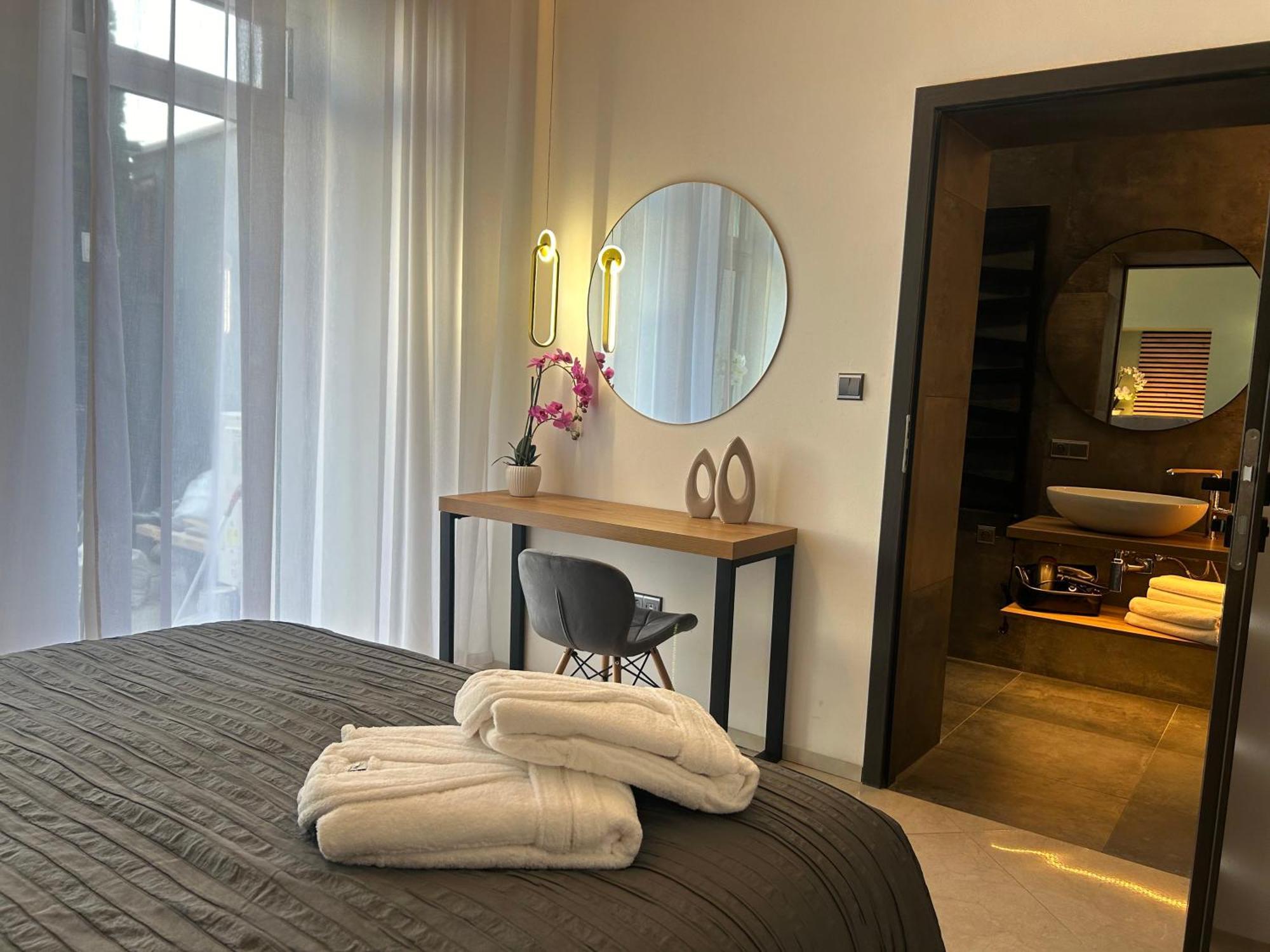 Leo Apartment Suite & Private Spa Zone - Old City Pressburg Exterior foto